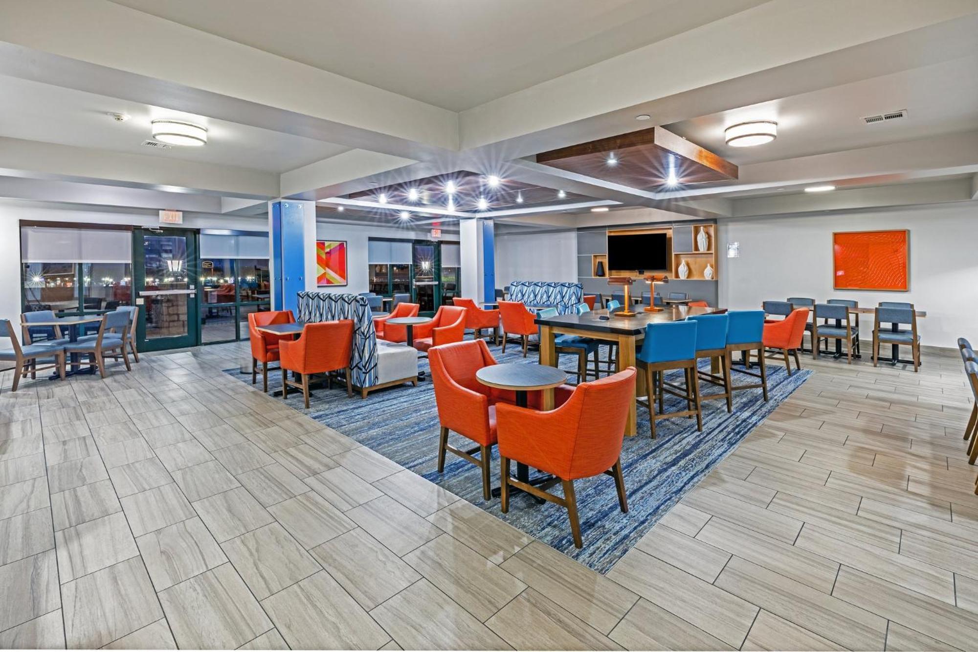 Holiday Inn Express & Suites Tulsa S Broken Arrow Hwy 51 By Ihg Exterior foto