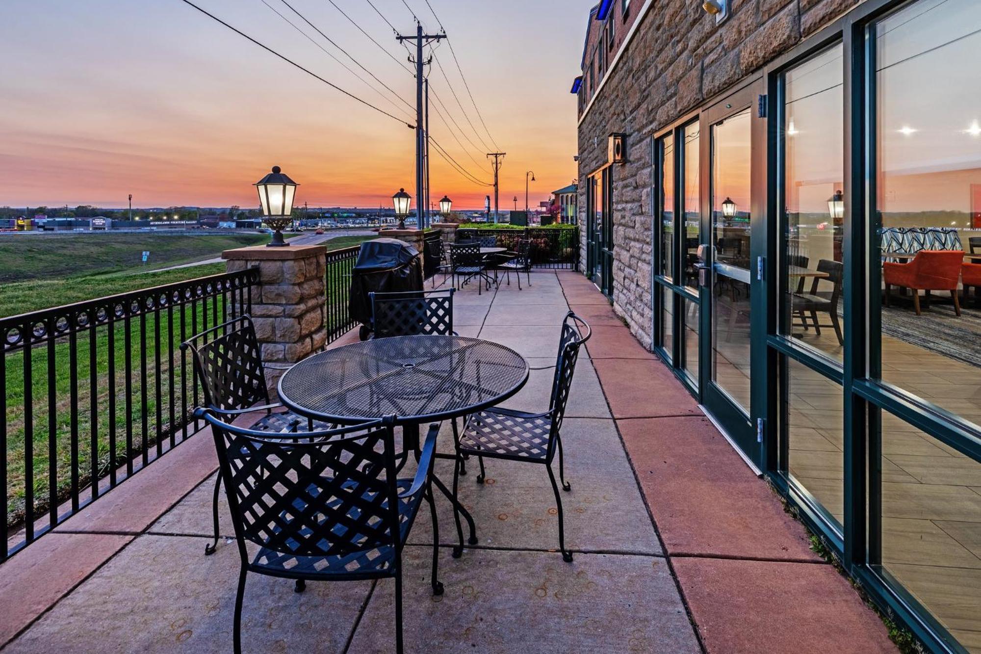 Holiday Inn Express & Suites Tulsa S Broken Arrow Hwy 51 By Ihg Exterior foto