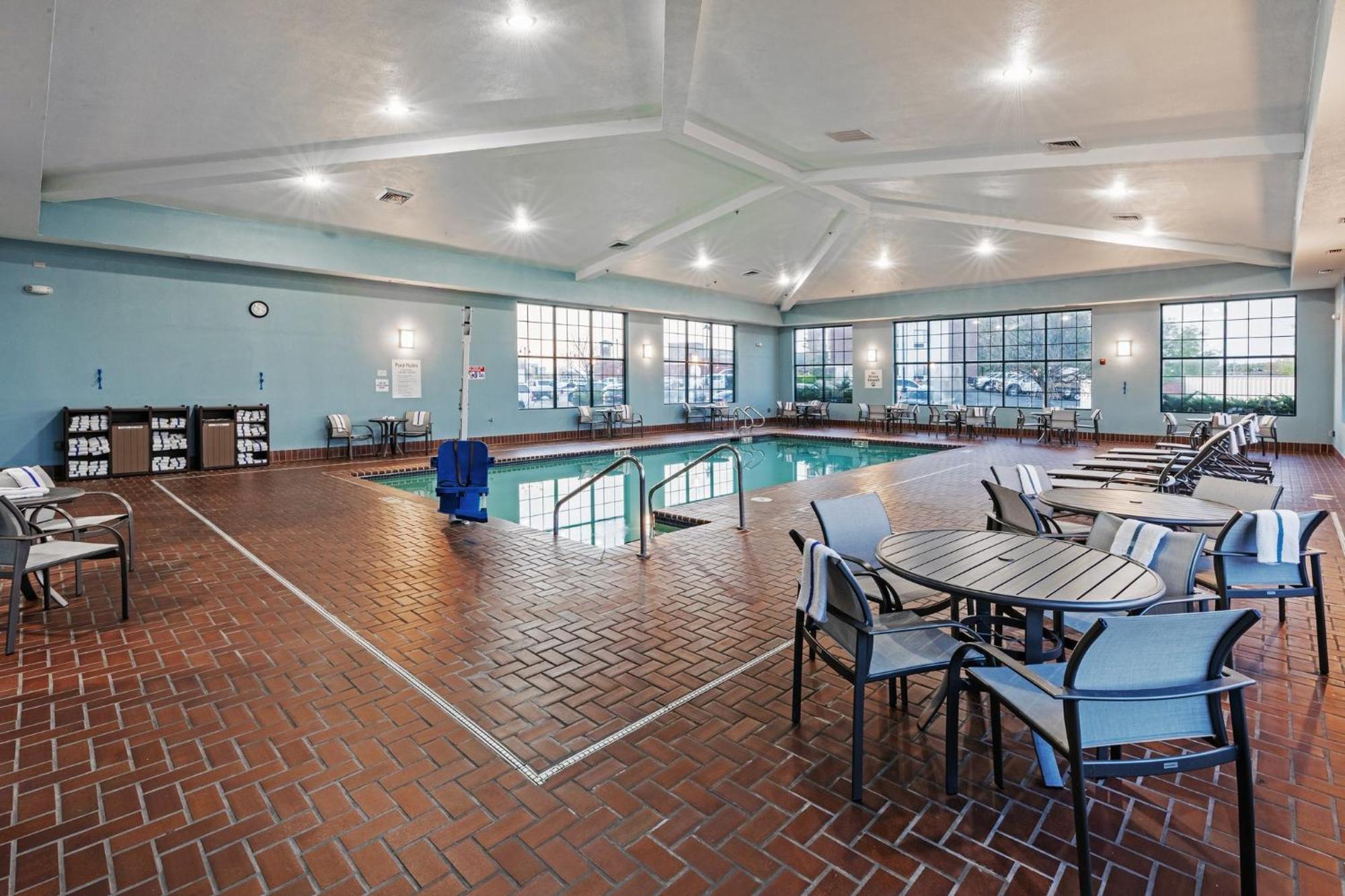 Holiday Inn Express & Suites Tulsa S Broken Arrow Hwy 51 By Ihg Exterior foto