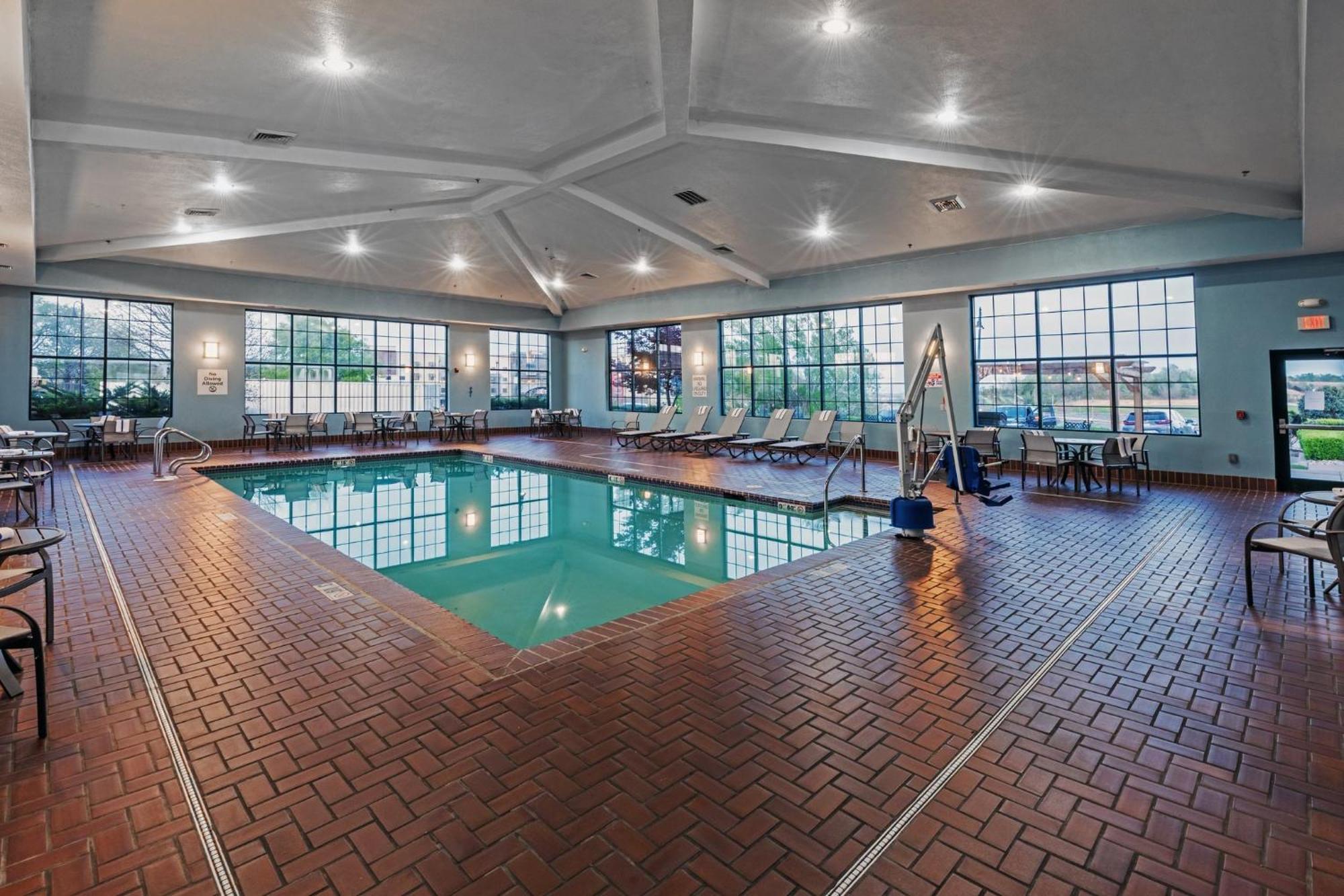 Holiday Inn Express & Suites Tulsa S Broken Arrow Hwy 51 By Ihg Exterior foto